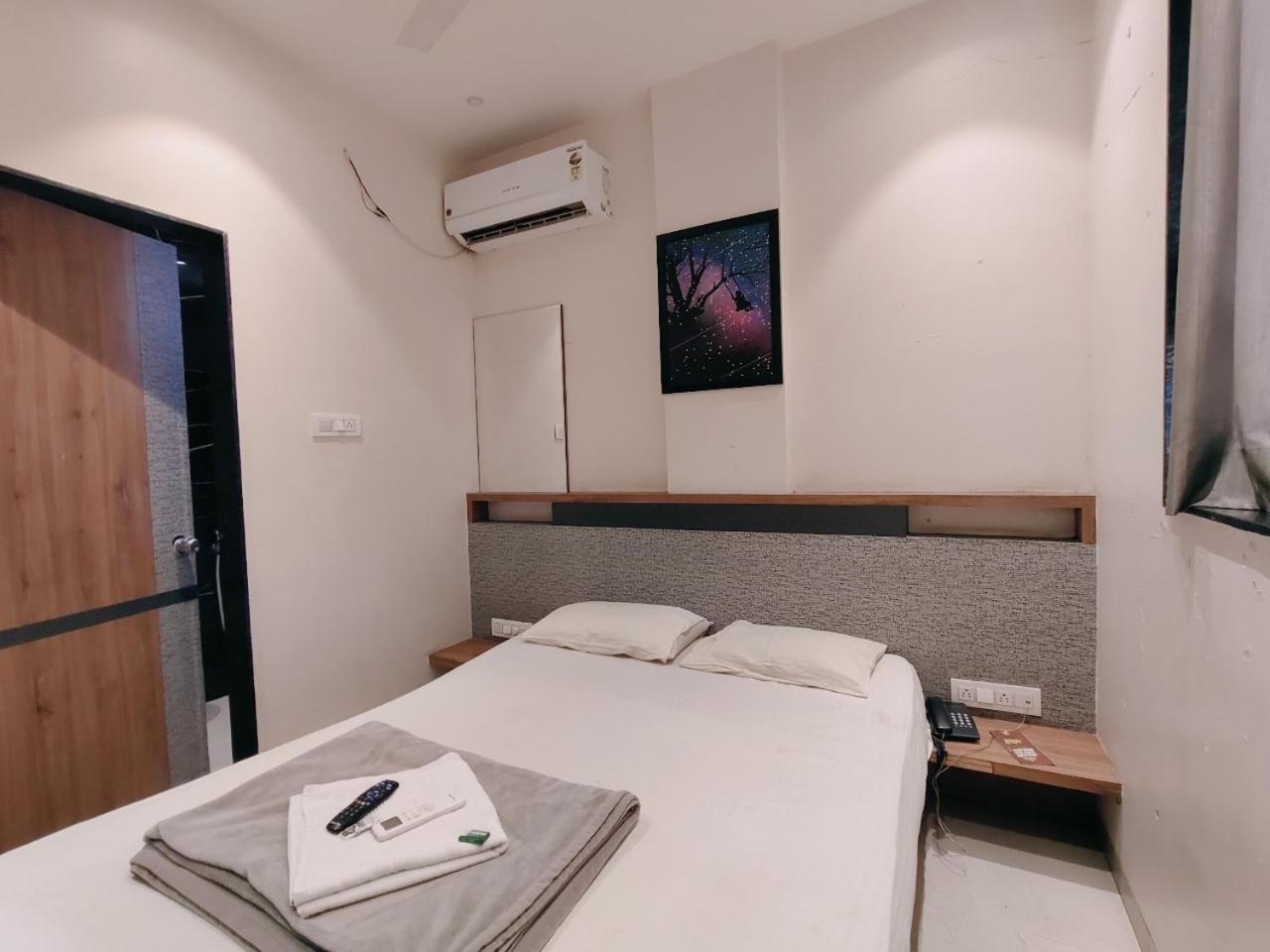 Hotel Pragati Inn Ahmednagar Esterno foto