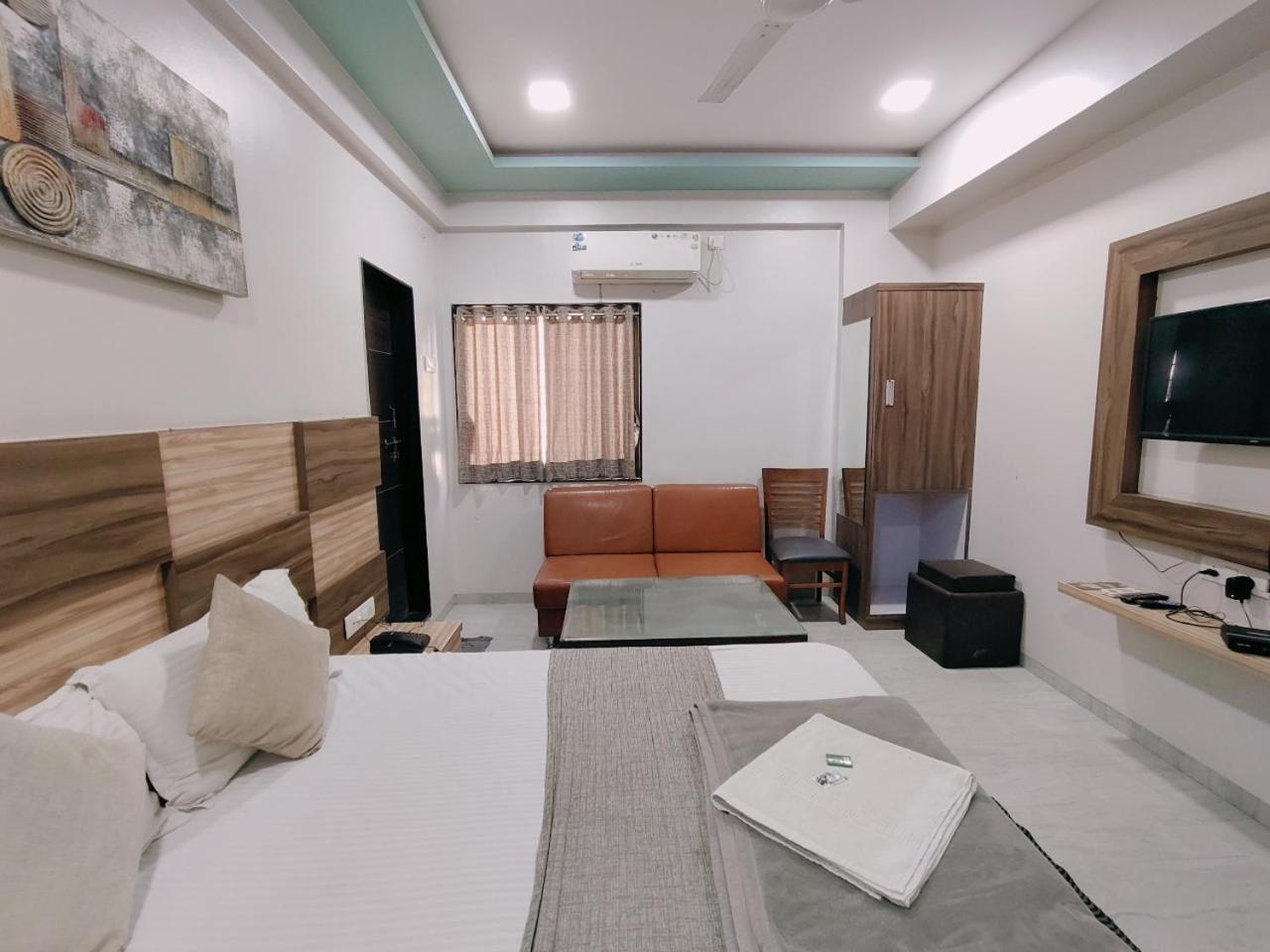 Hotel Pragati Inn Ahmednagar Esterno foto