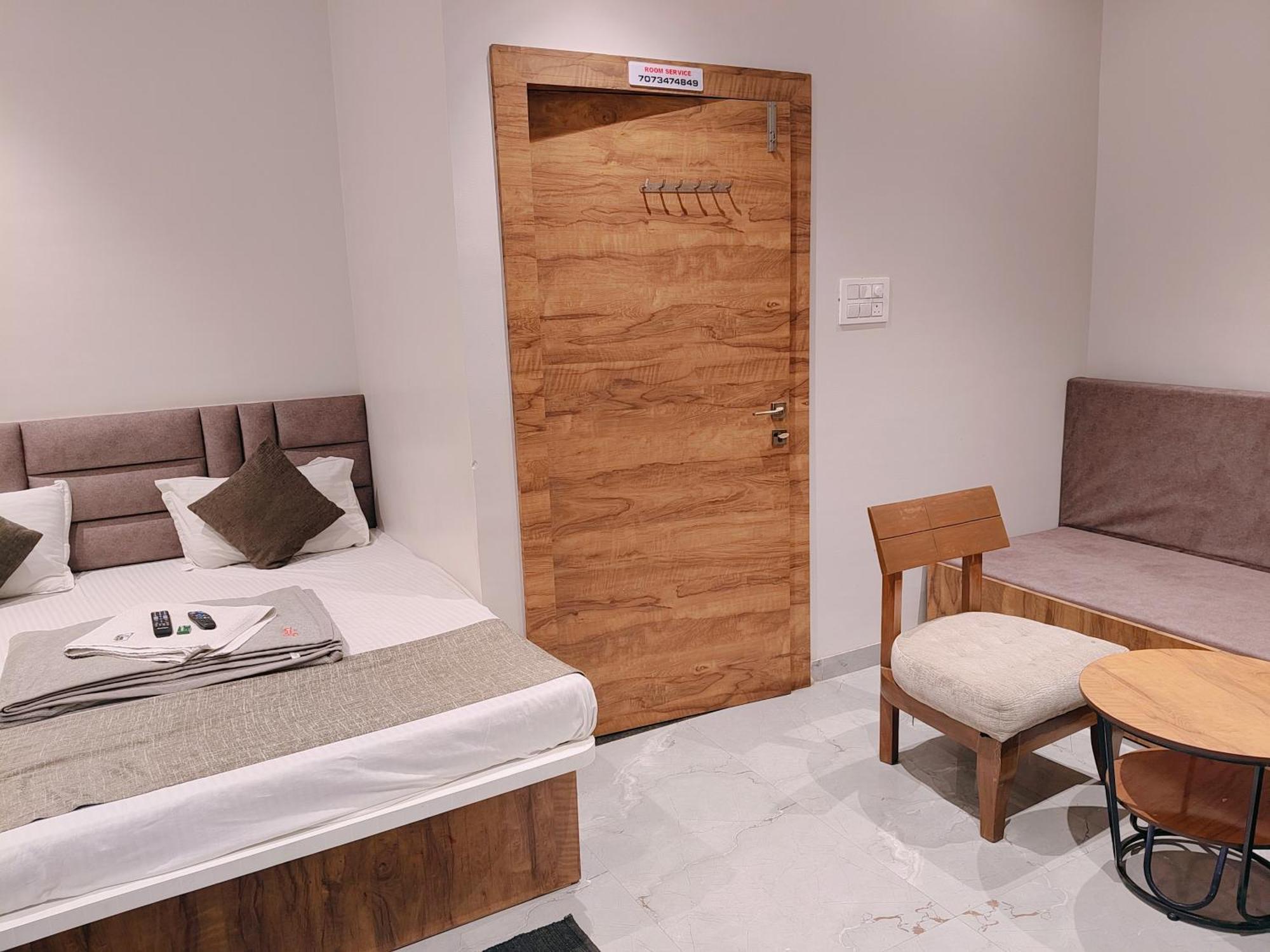 Hotel Pragati Inn Ahmednagar Esterno foto