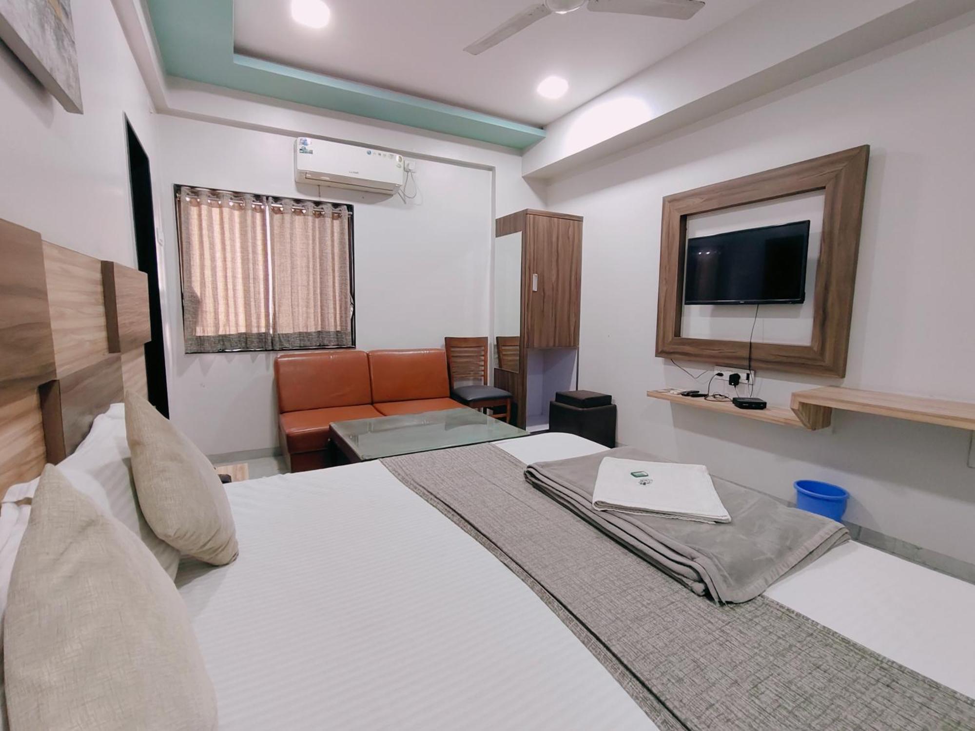 Hotel Pragati Inn Ahmednagar Esterno foto