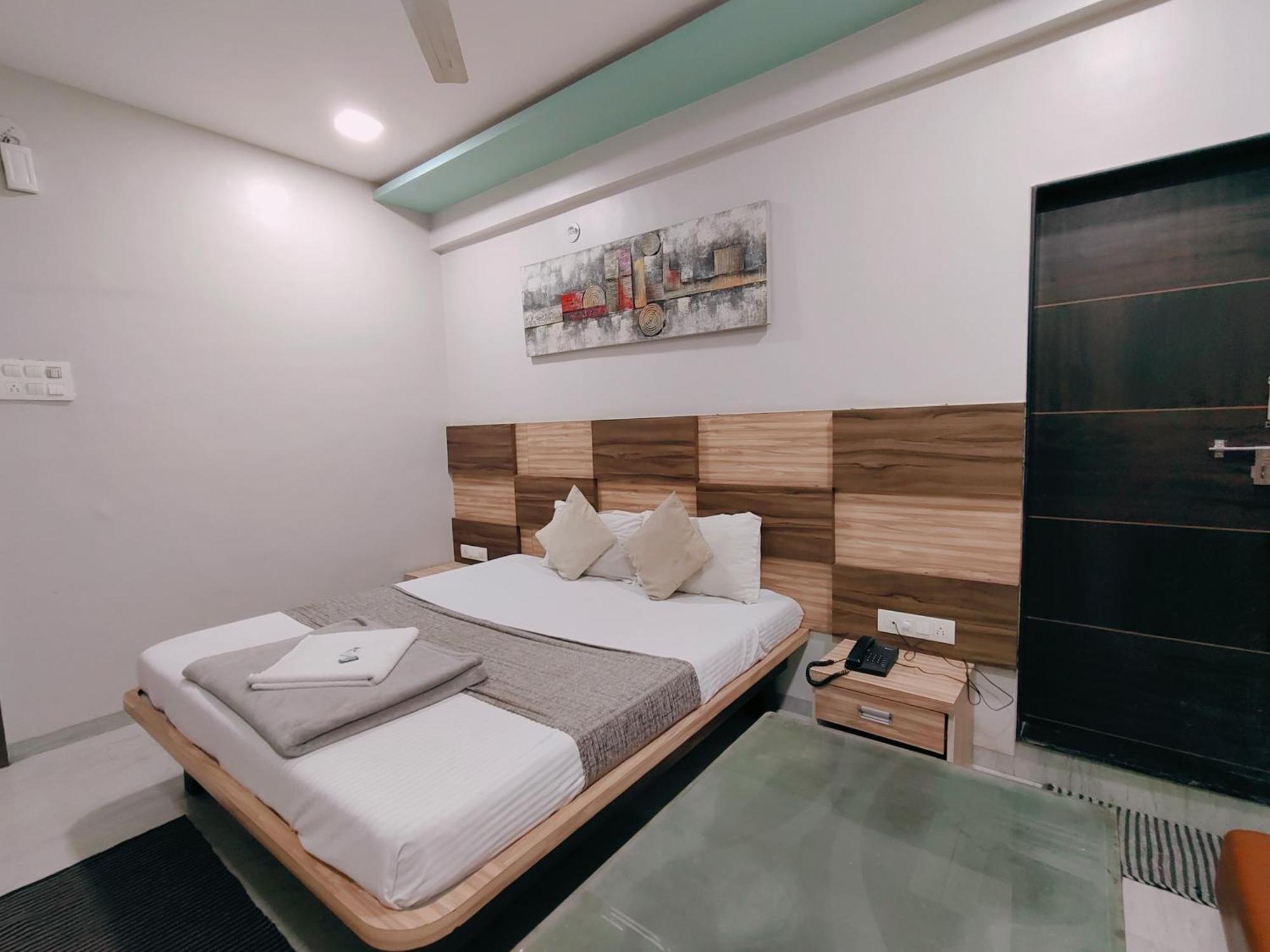 Hotel Pragati Inn Ahmednagar Esterno foto