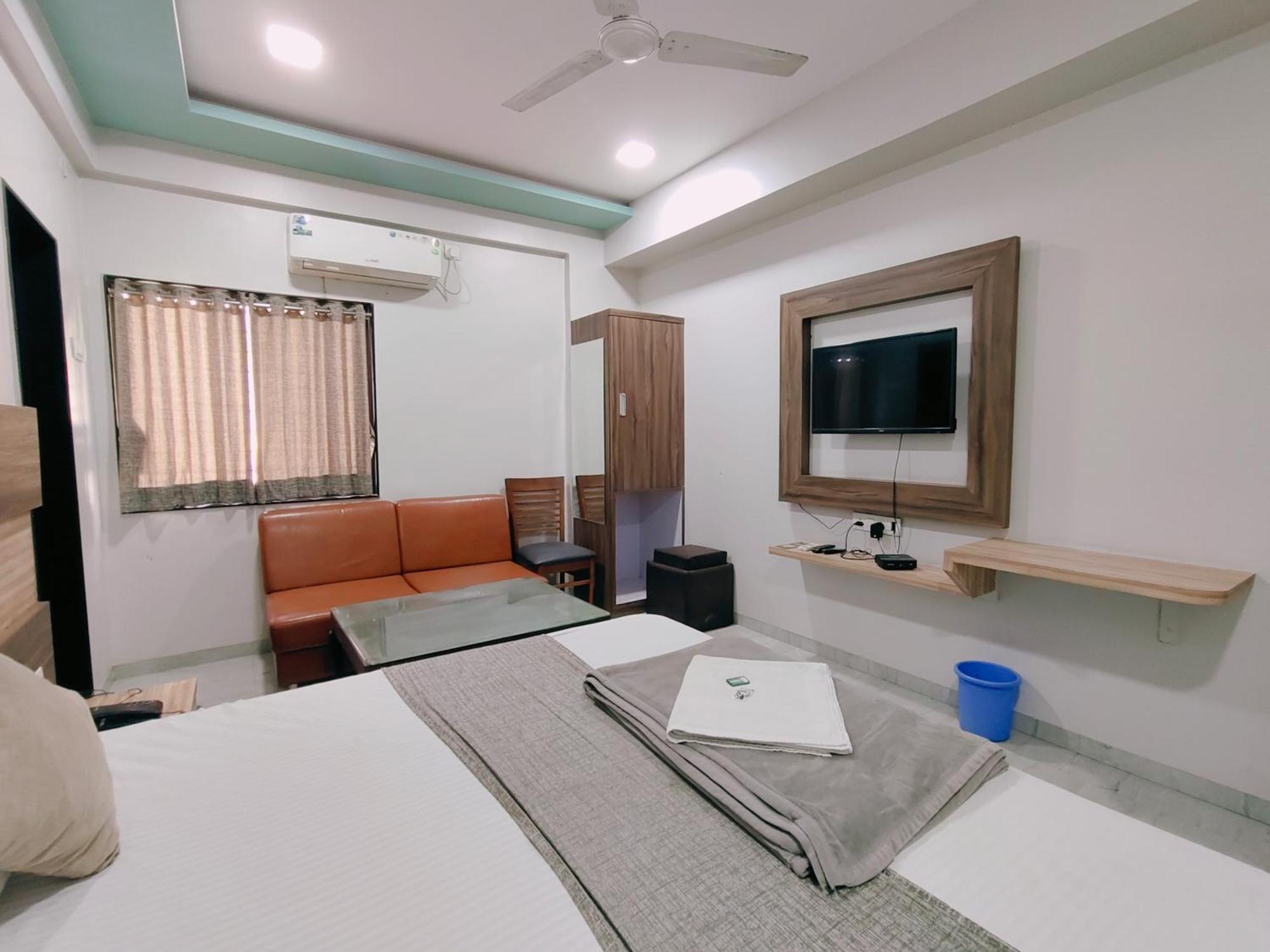 Hotel Pragati Inn Ahmednagar Esterno foto